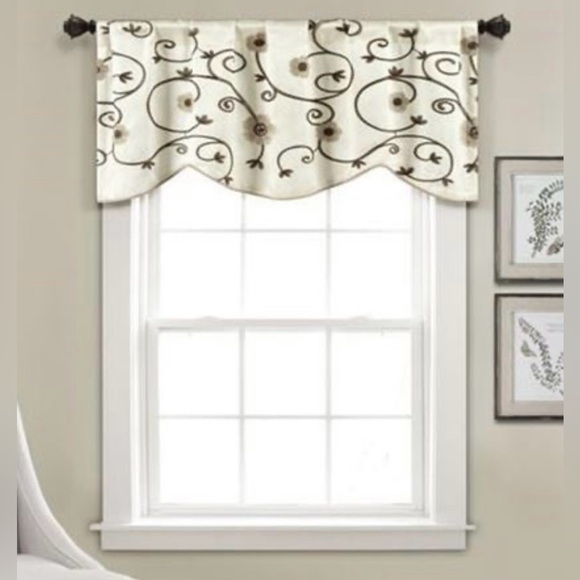 Lush Decor Other - Lush Decor Royal Garden Valance Tan Set of 6